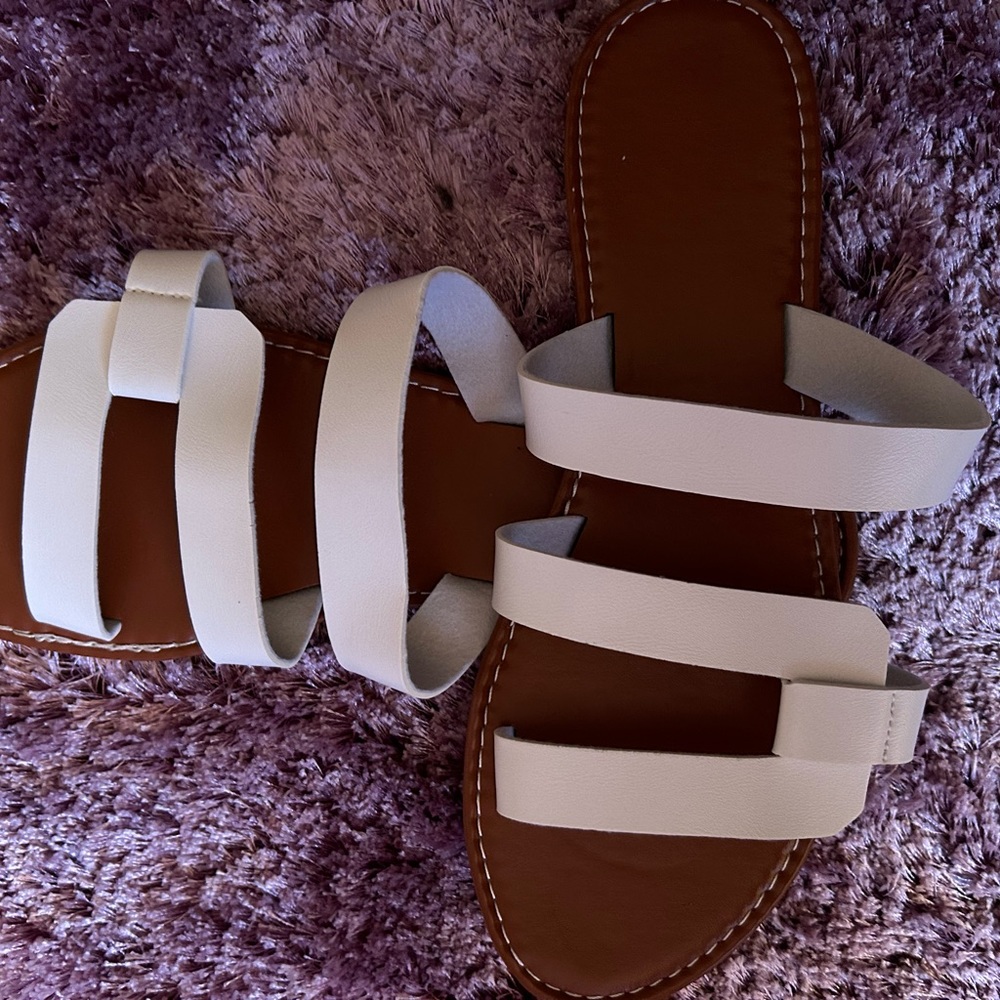 Women’s White Flat Sandals NWOT - Picture 1 of 7